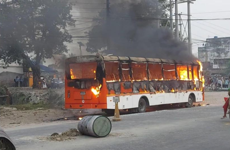 बसको ठक्करबाट किशोरीको मृत्यु, आक्रोशित स्थानीयद्वारा बसमा आगजनी